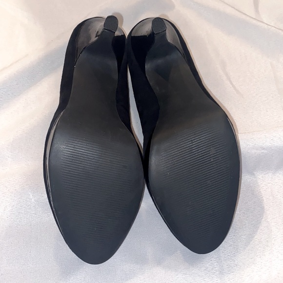 Alfani Suede Round Toe Pump - Picture 3 of 4